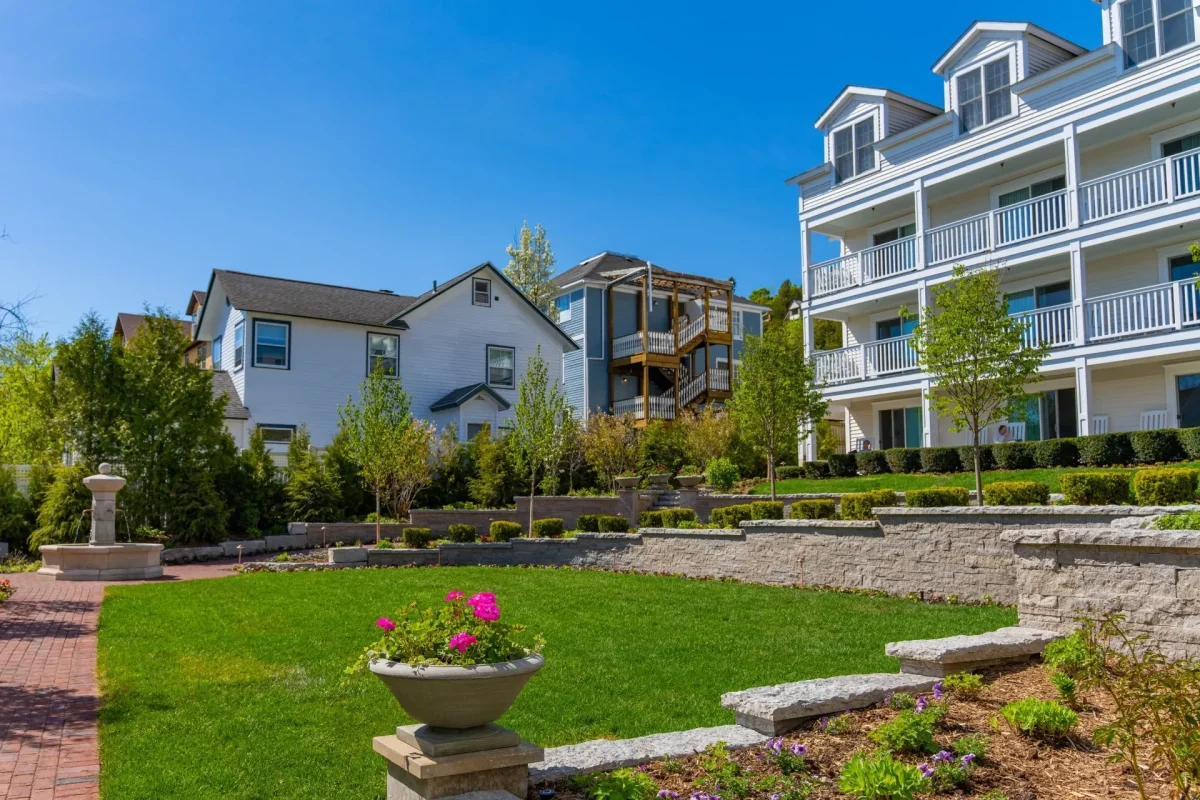 Green front lawn of the Harborview Hotel.